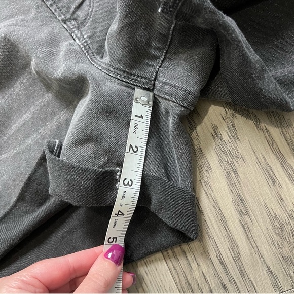 Old Navy Black Distressed Boyfriend Jean Shorts Relaxed Fit - Picture 8 of 8